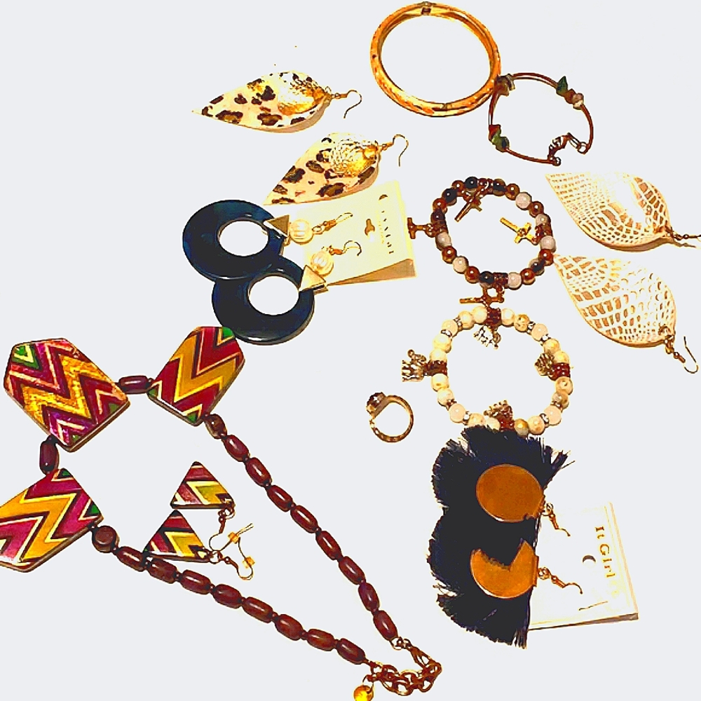 💛💛💛CUTE New and used jewelry all in great condition.